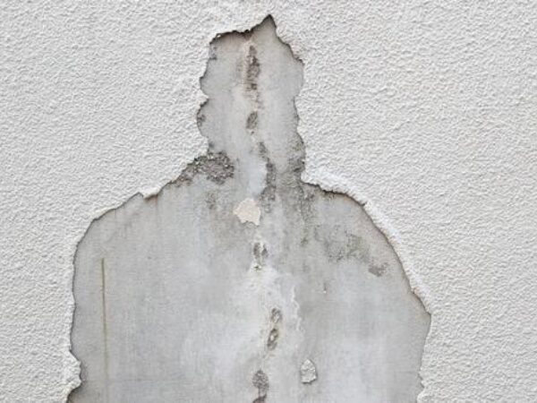 壁面の塗装剥がれ